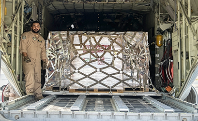 طائرة المساعدات الكويتية الخامسة لإغاثة غزة تصل إلى الأردن